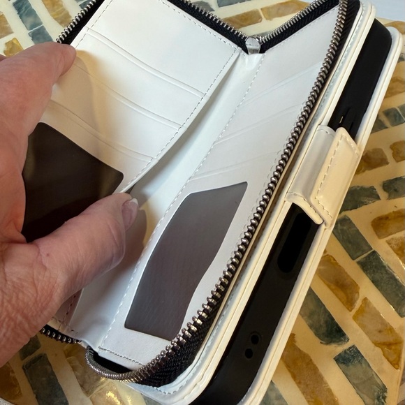 NWT White Quilted Women's Iphone 17 Wallet - Picture 5 of 10
